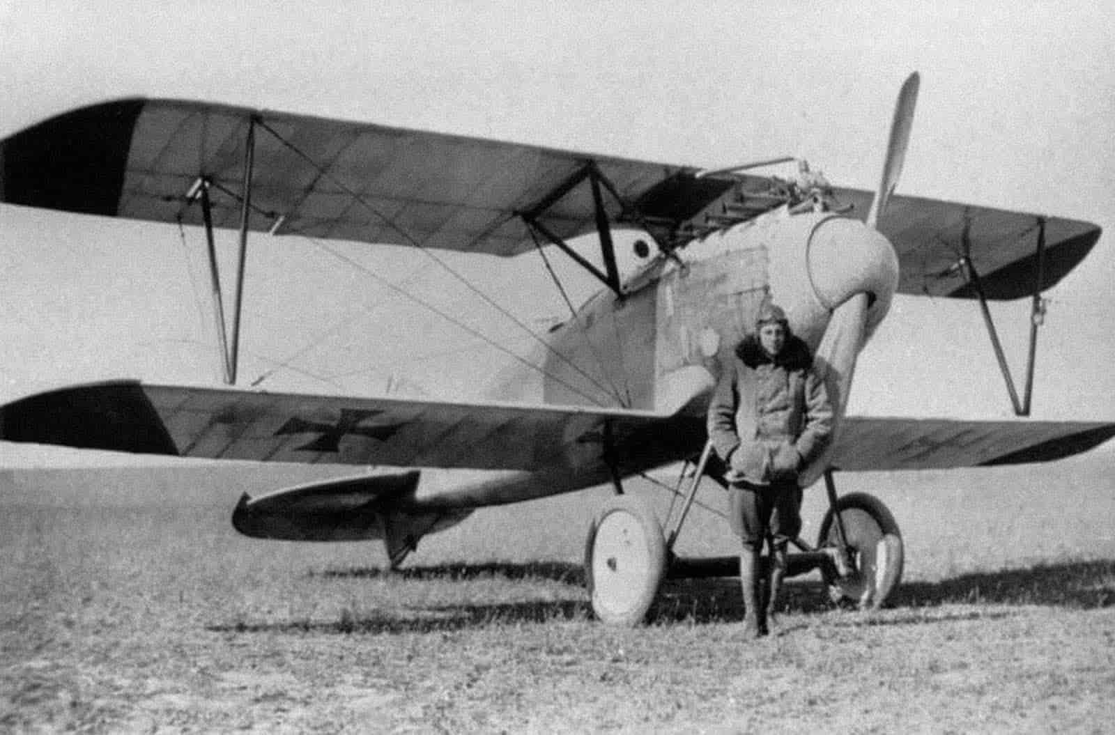 Пилот Воздушных войск Австро-Венгрии у истребителя Альбатрос D III